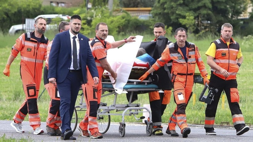 Lực lượng an ninh đưa Thủ tướng Slovakia Robert Fico đến bệnh viện trong tigrave;nh trạng nguy kịch. Ảnh: AP nbsp;