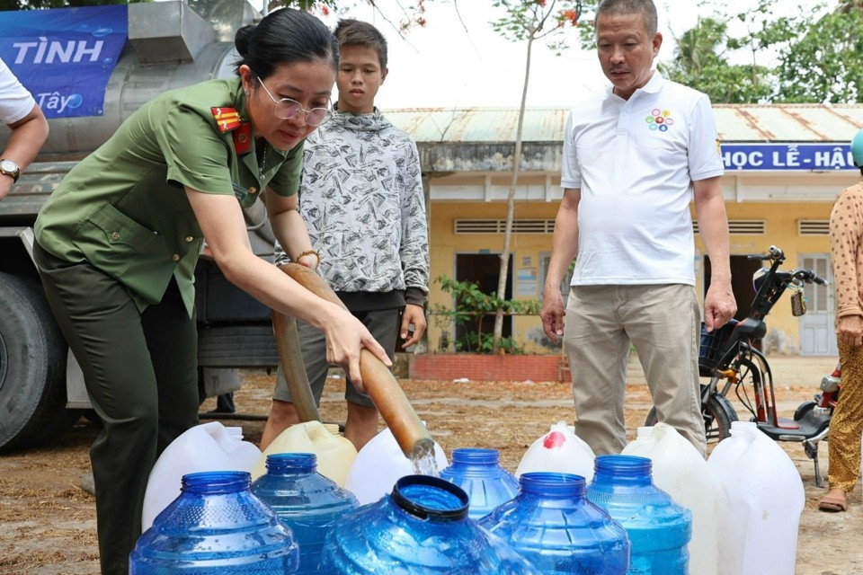 Gần 200.000 sản phẩm nước tinh khiết Number 1 v&agrave; 620 khối nước ngọt đ&atilde; được C&ocirc;ng ty T&acirc;n Hiệp Ph&aacute;t v&agrave; B&aacute;o C&ocirc;ng an TP Hồ Ch&iacute; Minh trao cho người d&acirc;n v&ugrave;ng hạn mặn Bến Tre, Tiền Giang.