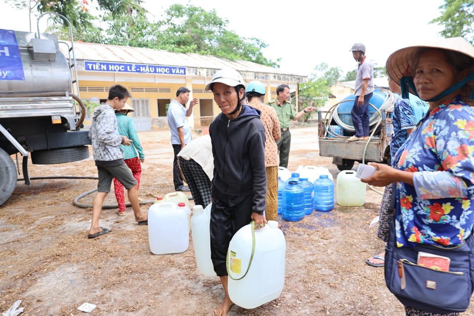 Người dacirc;n xatilde; An Ngatilde;i Trung, huyện Ba Tri, tỉnh Bến Tre vui mừng nhận nước từ chương trigrave;nh ldquo;Nước ngọt nghĩa tigrave;nhrdquo; do Cocirc;ng ty Tacirc;n Hiệp Phaacute;t vagrave; Baacute;o Cocirc;ng an TP Hồ Chiacute; Minh trao tặng.