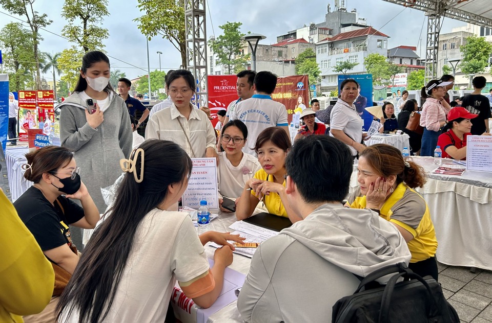 C&aacute;c phi&ecirc;n giao dịch việc l&agrave;m lưu động thu h&uacute;t rất nhiều người lao động đến t&igrave;m hiểu v&agrave; đăng k&yacute; ứng tuyển. Ảnh: Trần Oanh.