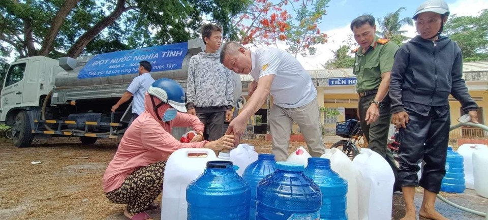 &Ocirc;ng Nguyễn Duy Hưng, đại diện C&ocirc;ng ty T&acirc;n Hiệp Ph&aacute;t &ldquo;tiếp&rdquo; những giọt nước nghĩa t&igrave;nh cho b&agrave; con người d&acirc;n x&atilde; An Ng&atilde;i Trung (Ba Tri, Bến Tre).