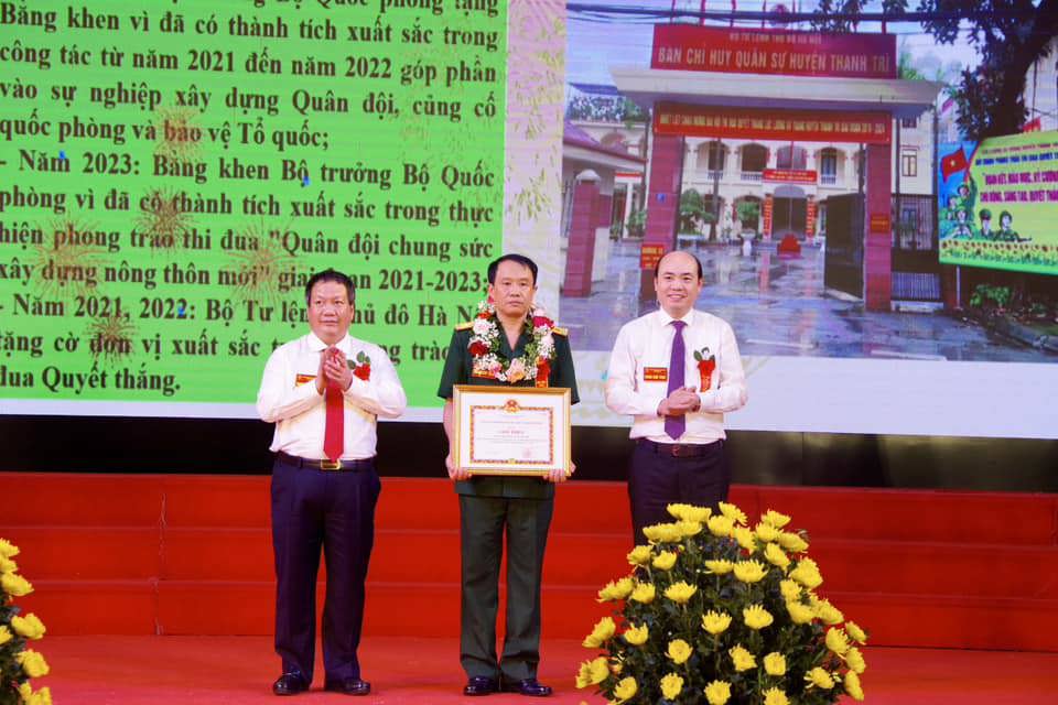 Khen thưởng caacute;c caacute; nhacirc;n, tập thể coacute; thagrave;nh tiacute;ch xuất sắc trong phong tragrave;o thi đua Quyết thắng LLVT huyện Thanh Trigrave;.