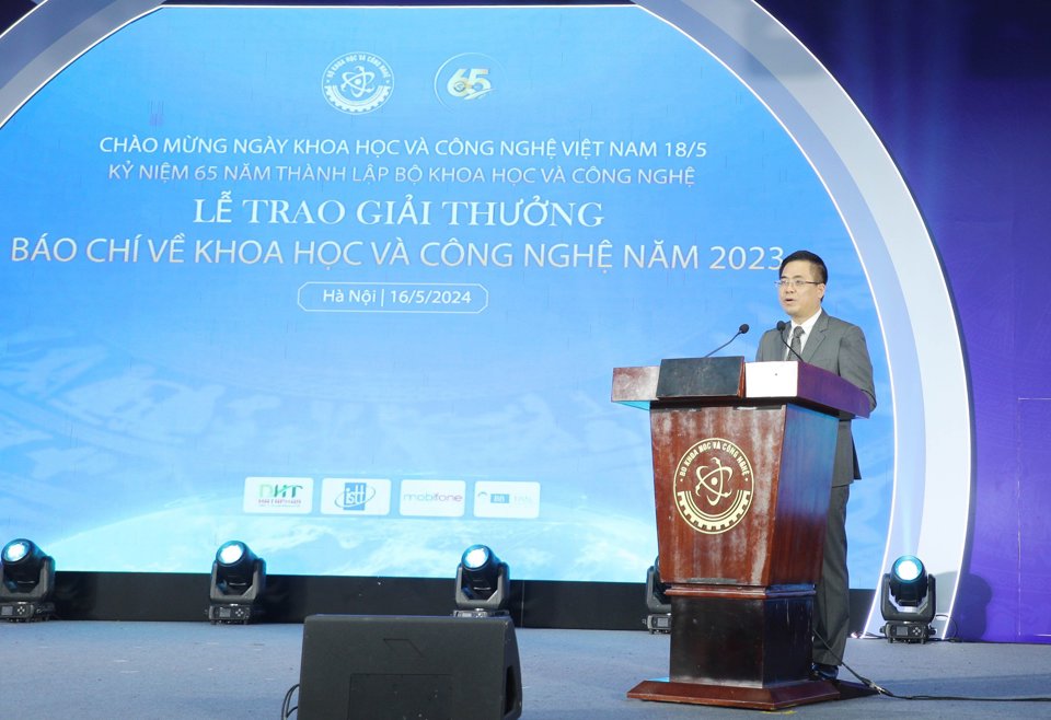 Thứ trưởng Bộ KHamp;CN Nguyễn Hoagrave;ng Giang phaacute;t biểu tại lễ trao giải.