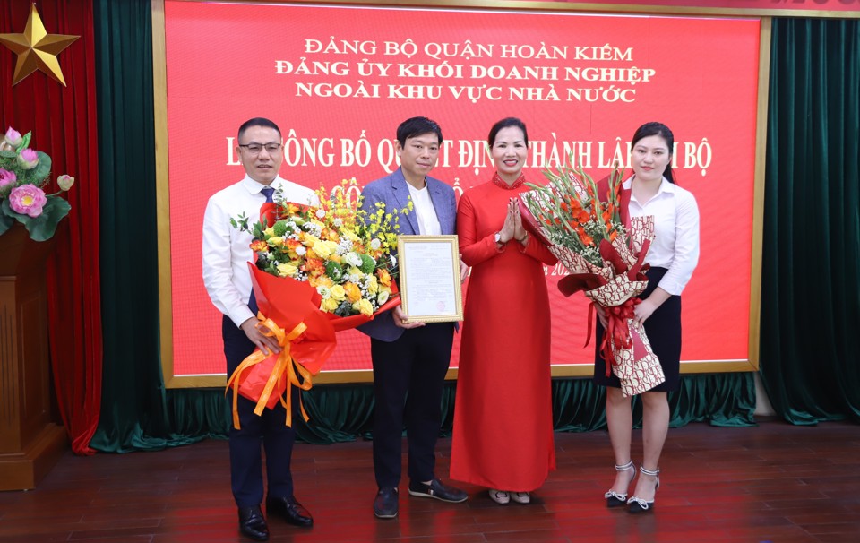 B&iacute; thư&nbsp;Đảng uỷ&nbsp;Khối doanh nghiệp Ngo&agrave;i khu vực Nh&agrave; nước quận Ho&agrave;n Kiếm B&ugrave;i B&iacute;ch Thuỷ c&ocirc;ng bố quyết định th&agrave;nh lập Chi bộ C&ocirc;ng ty CP Vicam8