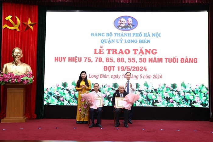 Chủ tịch Ủy ban Mặt trận Tổ quốc Việt Nam TP H&agrave; Nội Nguyễn Lan Hương v&agrave; B&iacute; thư Quận ủy Long Bi&ecirc;n Đường Ho&agrave;i Nam trao Huy hiệu 70 năm tuổi Đảng tặng c&aacute;c đảng vi&ecirc;n l&atilde;o th&agrave;nh &nbsp;