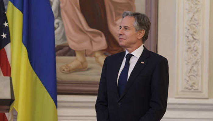 Ngoại trưởng Mỹ Antony Blinken chụp ảnh kỷ niệm trong chuyến thăm bất ngờ đến Kiev, Ukraine,nbsp; ngagrave;y 14/5. Ảnh RT