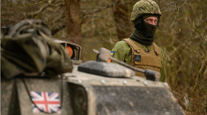 Một binh sĩ Ukraine được huấn luyện tại hệ thống ph&aacute;o tự h&agrave;nh 155mm ở miền Nam nước Anh, ng&agrave;y 21/2/2023. Ảnh: Getty