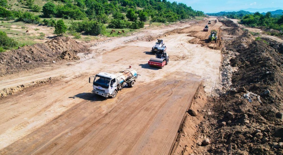 Đảm bảo vật liệu san lấp l&agrave; điều kiện ti&ecirc;n quyết để ho&agrave;n th&agrave;nh tiến độ c&aacute;c dự &aacute;n giao th&ocirc;ng trọng điểm.