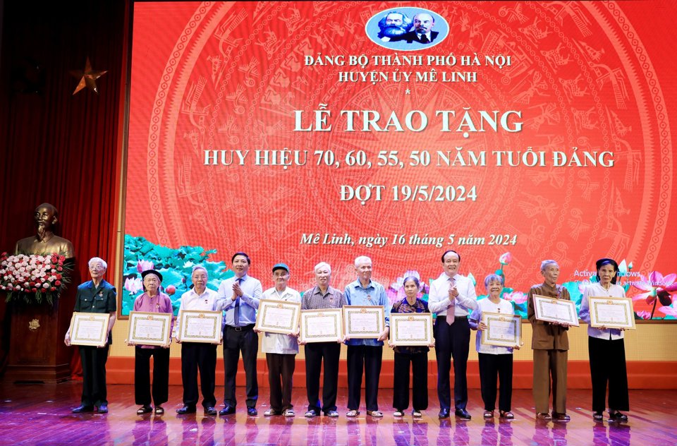 Trong đợt n&agrave;y, Đảng bộ huyện M&ecirc; Linh c&oacute; tổng số 170 đảng vi&ecirc;n được tặng Huy hiệu Đảng