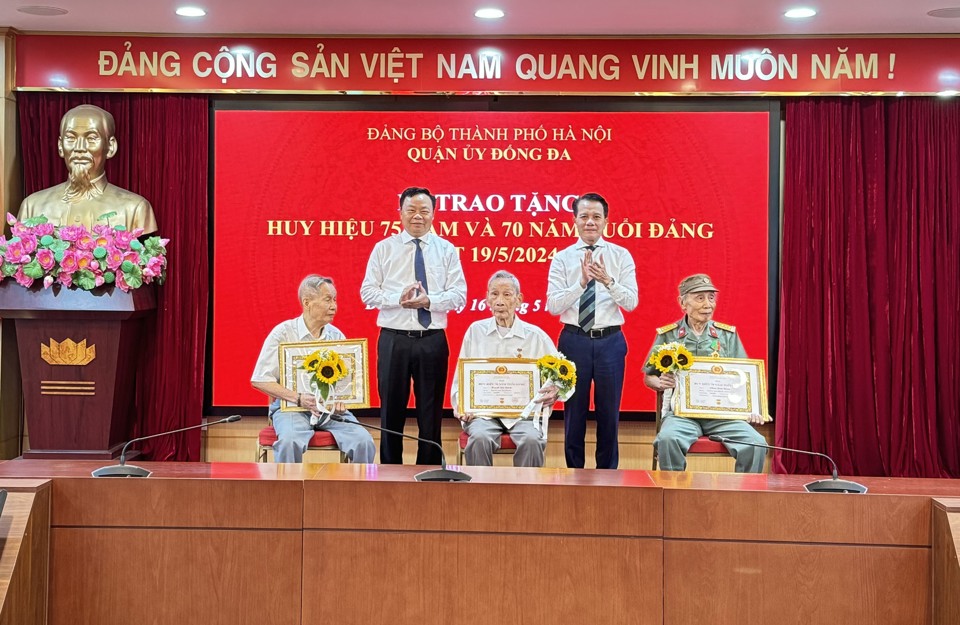 Chủ nhiệm Ủy ban Kiểm tra Th&agrave;nh uỷ Ho&agrave;ng Trọng Quyết v&agrave; l&atilde;nh đạo quận Đống Đa trao Huy hiệu 70 năm tuổi Đảng tặng c&aacute;c đảng vi&ecirc;n l&atilde;o th&agrave;nh.