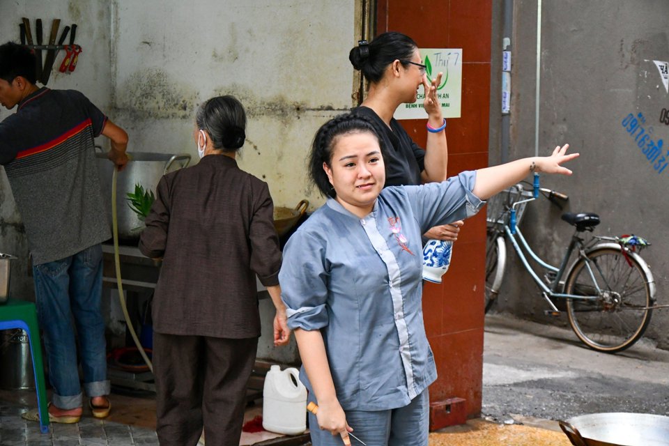 Th&agrave;nh vi&ecirc;n nh&agrave; ăn nhắc nhở mọi người xếp h&agrave;ng ngay ngắn, chờ đến lượt.