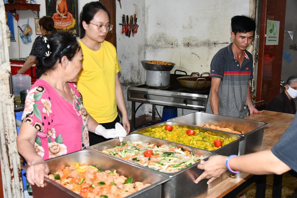 Mọi người ở đ&acirc;y đều tự nguyện chung tay g&oacute;p c&ocirc;ng, g&oacute;p sức v&agrave;o bếp cơm kh&ocirc;ng đồng.