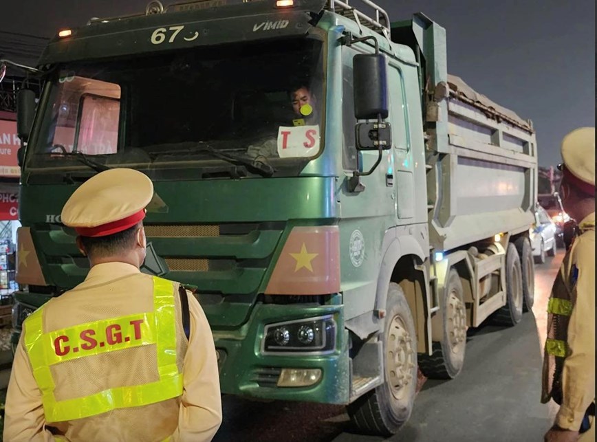 CSGT Hà Nội xử lý nhiều xe quá tải khu vực giáp ranh tỉnh Hoà Bình - Ảnh 3