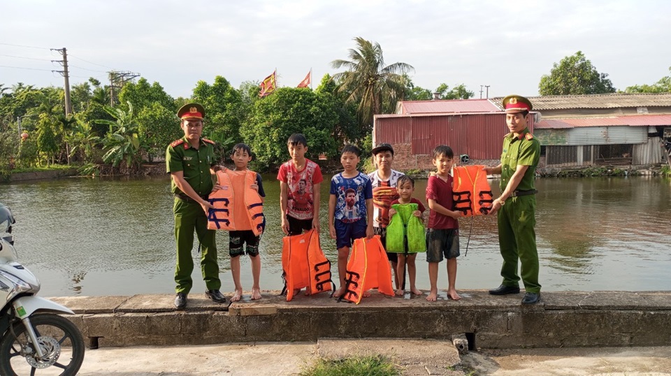 C&ocirc;ng an x&atilde; Đạo L&yacute;, huyện L&yacute; Nh&acirc;n tuy&ecirc;n truyền phong, chống đuối nước v&agrave; tặng &aacute;o phao cho c&aacute;c em học sinh tr&ecirc;n địa b&agrave;n x&atilde;