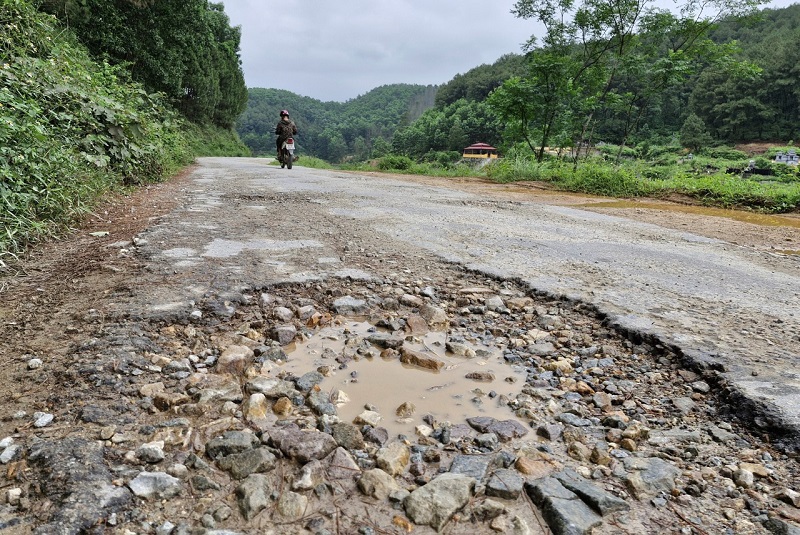 M&ugrave;a mưa nước đọng th&agrave;nh vũng s&acirc;u tr&ecirc;n đường, g&acirc;y kh&oacute; khăn trong việc đi lại, tiềm ẩn nhiều nguy cơ mất an to&agrave;n giao th&ocirc;ng.