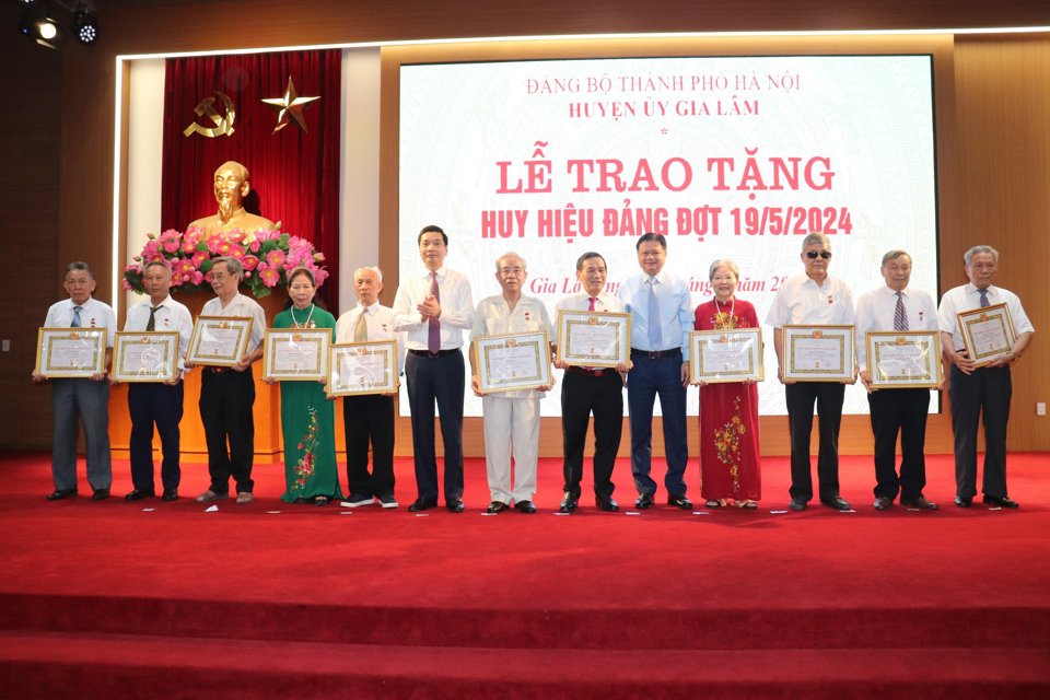 Trưởng ban Tổ chức Th&agrave;nh ủy Vũ Đức Bảo v&agrave; B&iacute; thư Huyện ủy Gia L&acirc;m Nguyễn Việt H&agrave; trao Huy hiệu Đảng cho c&aacute;c đảng vi&ecirc;n.