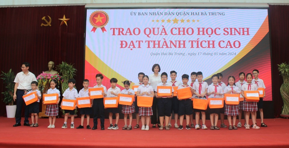 L&atilde;nh đạo Quận Hai B&agrave; Trưng trao qu&agrave; của UBND quận cho trẻ em c&oacute; ho&agrave;n cảnh kh&oacute; khăn đạt th&agrave;nh t&iacute;ch học tập tốt, nh&acirc;n Th&aacute;ng h&agrave;nh động v&igrave; trẻ em năm 2024&nbsp;