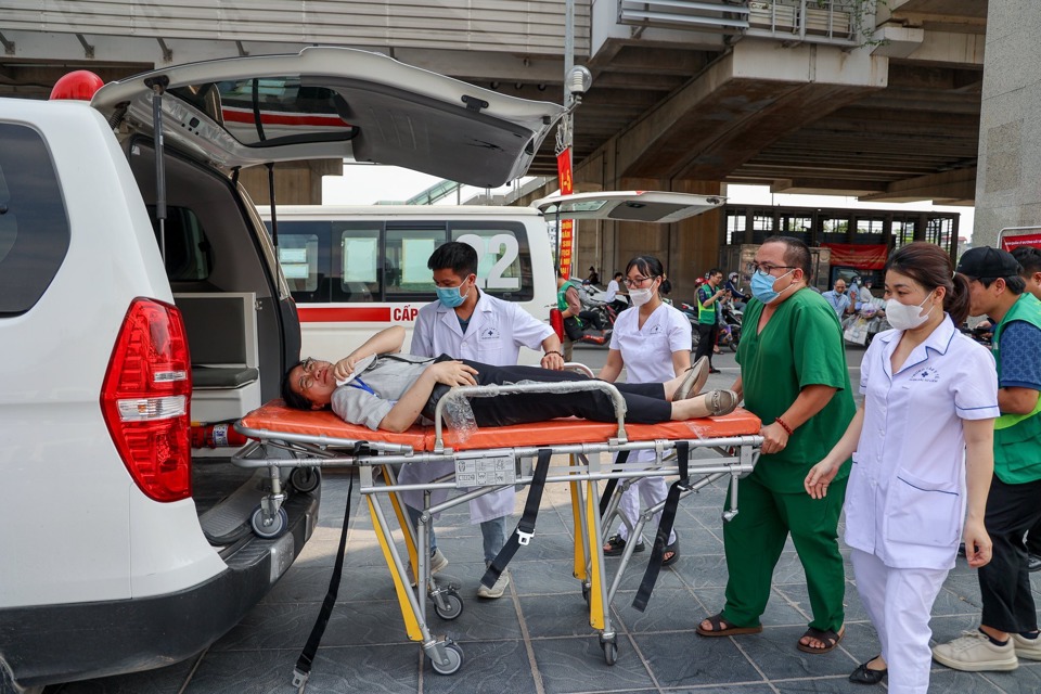 Đội ngũ y tế phối hợp đưa người bị thương lecirc;n xe cấp cứu.