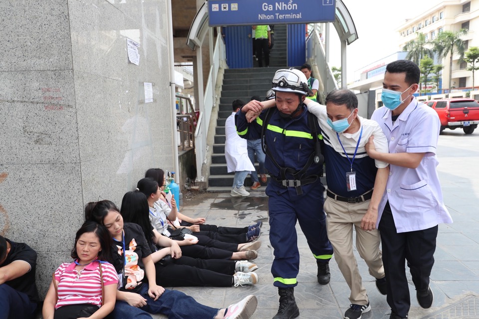 C&aacute;c lực lượng phối hợp nhịp nh&agrave;ng, đưa h&agrave;nh kh&aacute;ch bị thương xuống ch&acirc;n ga để tiến h&agrave;nh cấp cứu.