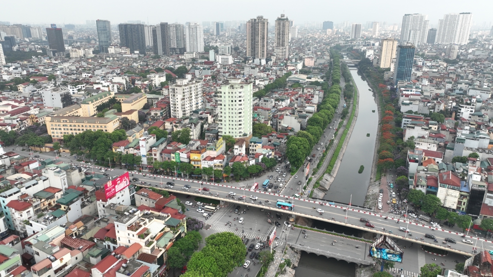 Lưu lượng giao th&ocirc;ng tr&ecirc;n trục đường L&aacute;ng hiện kh&aacute; cao, đặc biệt v&agrave;o giờ cao điểm. Ảnh: Phạm H&ugrave;ng