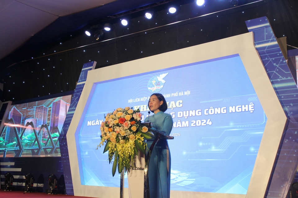 Chủ tịch Hội LHPN TP Hà Nội Lê Kim Anh phát biểu tại lễ khai mạc