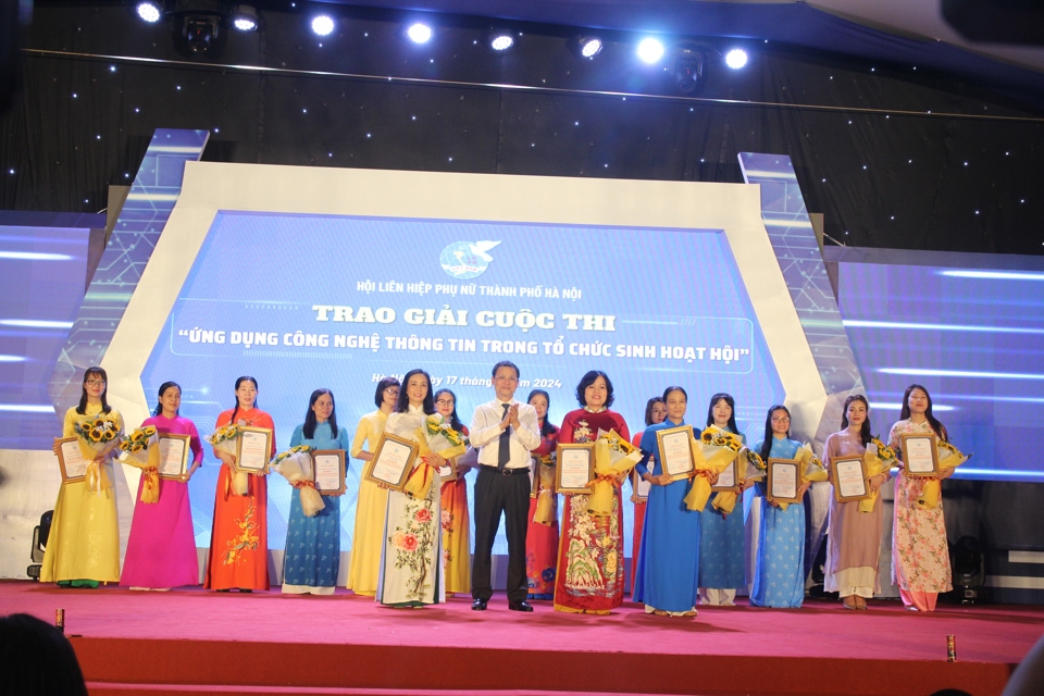 Phó Chủ tịch HĐND TP Hà Nội Phạm Quí Tiên trao thưởng cho tập thể, cá nhân đoạt giải