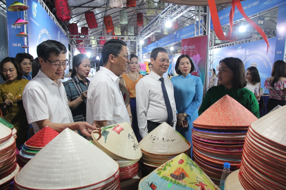 Các đại biểu tham quan gian hàng sản phẩm nón sáng tạo của nghệ nhân Tạ Thu Hương