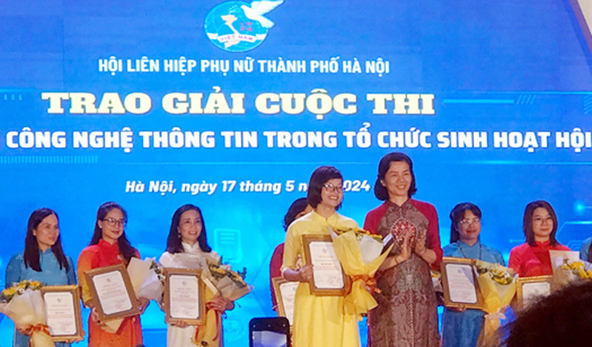 Đại diện Hội Li&ecirc;n hiệp Phụ nữ quận Bắc Từ Li&ecirc;m nhận giải Nhất cuộc thi &ldquo;Ứng dụng c&ocirc;ng nghệ th&ocirc;ng tin trong tổ chức sinh hoạt Hội&rdquo;. Ảnh: Gia Thịnh