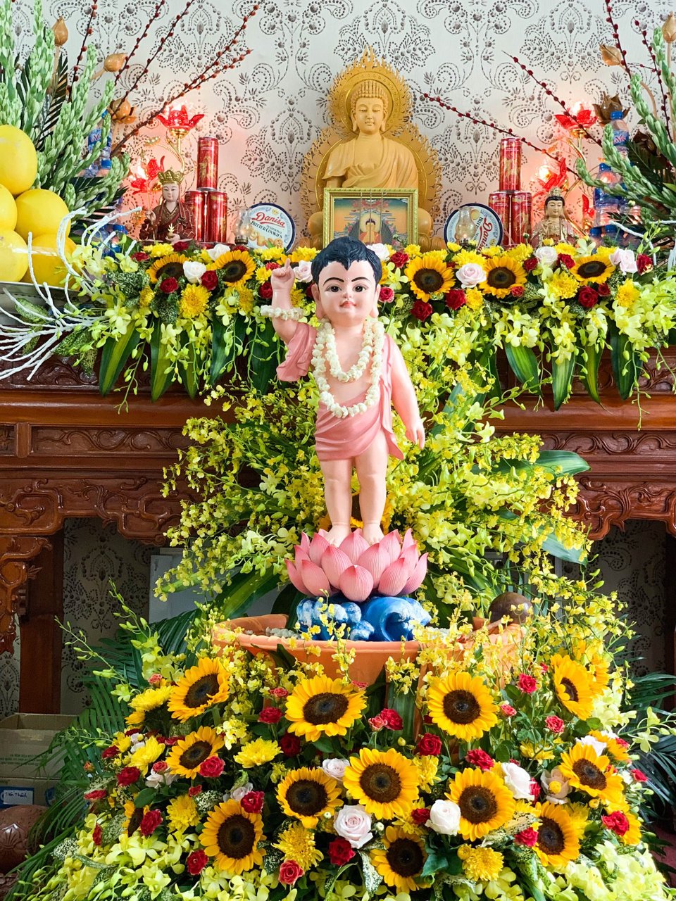 Lễ tắm Phật được phục dựng nhằm t&aacute;i hiện khung cảnh trang nghi&ecirc;m, mầu nhiệm khi đức Phật ch&agrave;o đời.