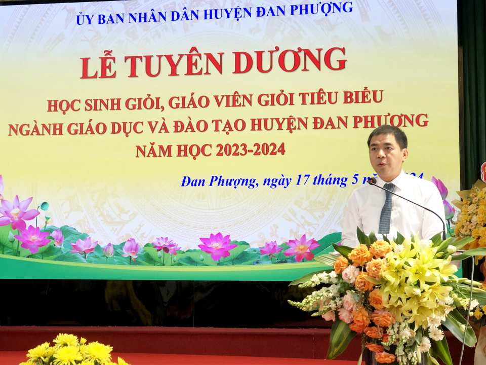 Chủ tịch UBND huyện Đan Phượng Nguyễn Văn Đức ph&aacute;t biểu tại buổi lễ.