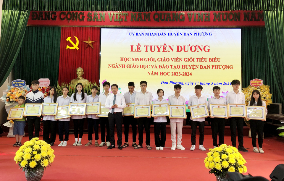 Chủ tịch UBND huyện Đan Phượng Nguyễn Văn Đức trao khen thưởng cho c&aacute;c học sinh ti&ecirc;u biểu.