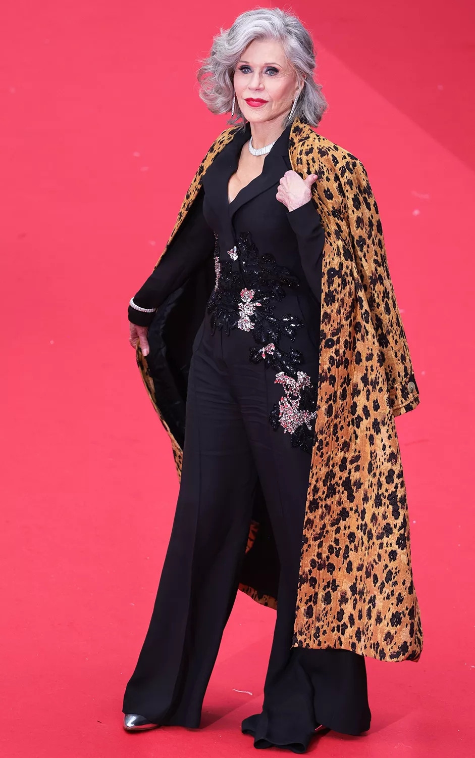 Người phụ nữ quyền lực, chủ nh&acirc;n 2 giải Oscar Jane Fonda tại buổi ra mắt phim &ldquo;The Second Act&rdquo;, khi b&agrave; diện bộ jumpsuite của Elie Saab, kết hợp với &aacute;o kho&aacute;c Forte_Forte da b&aacute;o v&agrave; trang sức Pomellato.