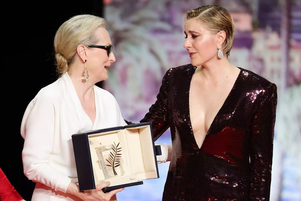 Greta Gerwig v&agrave; Meryl Streep t&aacute;i hợp tr&ecirc;n s&acirc;n khấu Cannes 2024 khi c&ocirc; trao giải C&agrave;nh cọ v&agrave;ng cho Meryl Streep.