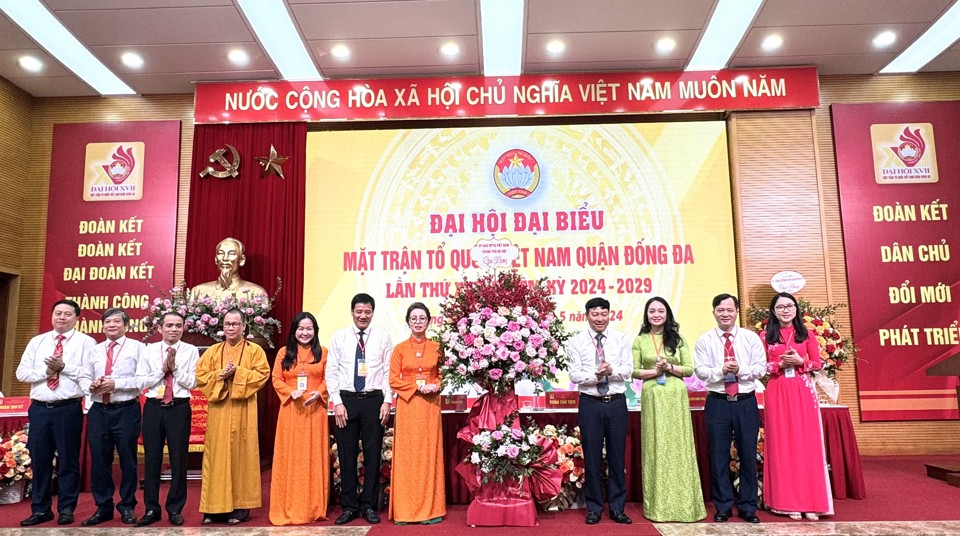Phoacute; Chủ tịch Ủy ban MTTQ Việt Nam TP Hagrave; Nội Phạm Anh Tuấn tặng lẵng hoa chuacute;c mừng Đại hội.