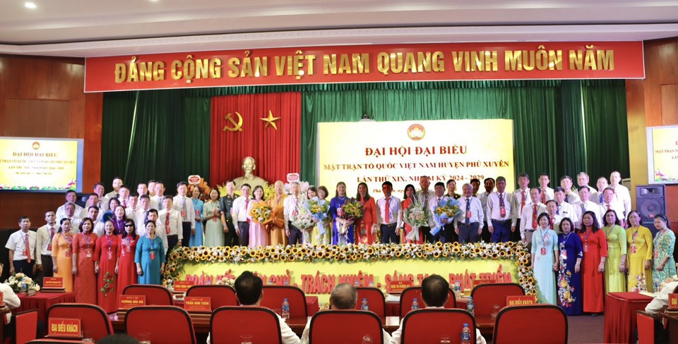 Ủy viecirc;n Ủy ban MTTQ Việt Nam huyện Phuacute; Xuyecirc;n khoacute;a XIX ra mắt Đại hội.