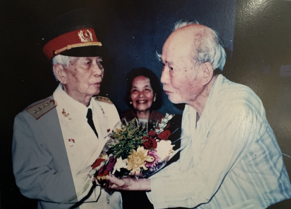 Đại tướng V&otilde; Nguy&ecirc;n Gi&aacute;p tặng hoa Thiếu tướng V&otilde; Bẩm nh&acirc;n kỷ niệm 40 năm ng&agrave;y mở đường Trường Sơn (19/5/1999). (Ảnh tư liệu)