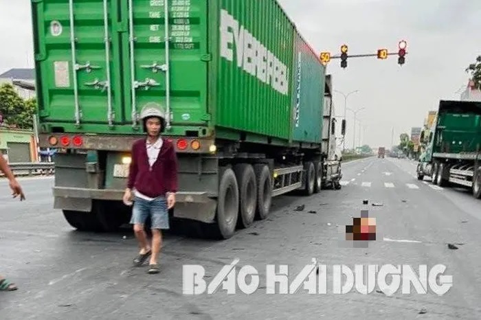 Hiện trường vụ tai nạn tại ng&atilde; tư Cổ Dũng. Ảnh: B&aacute;o Hải Dương