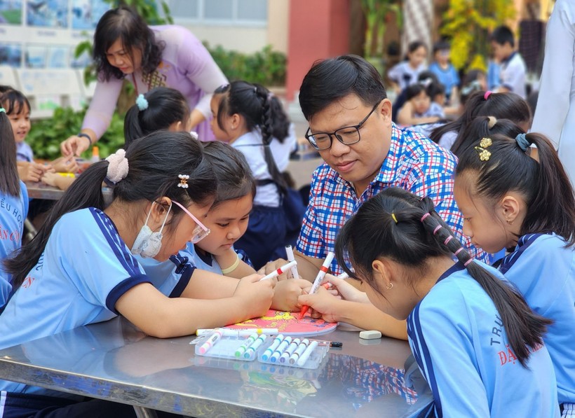 Cần quan t&acirc;m, chia sẻ, trao đổi nhiều hơn với học sinh để thầy v&agrave; tr&ograve; giảm bớt những hiểu lầm kh&ocirc;ng đ&aacute;ng c&oacute;. &nbsp;