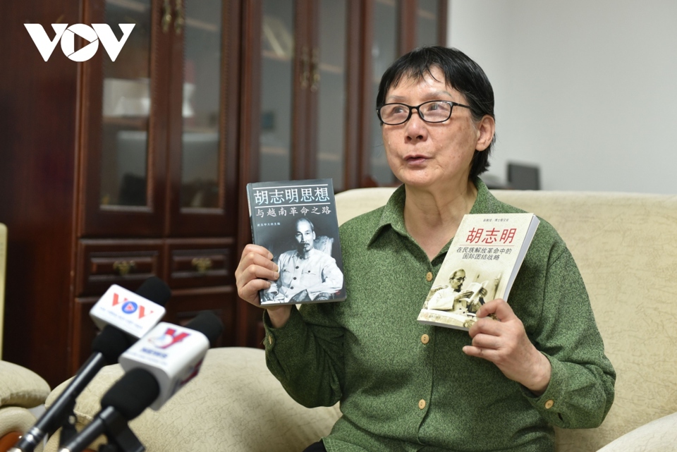Bagrave; Vương Phong trả lời phỏng vấn phoacute;ng viecirc;n VOV tại Bắc Kinh