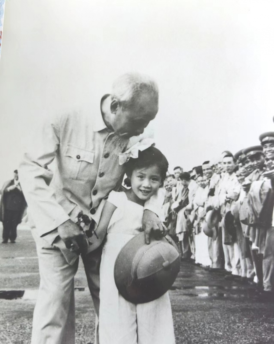 Cocirc; beacute; Vương Tiểu Hồng (tức bagrave; Vương Phong) được gặp Baacute;c Hồ ngagrave;y 20/5/1957 khi mới 6 tuổi (Ảnh: NVCC)