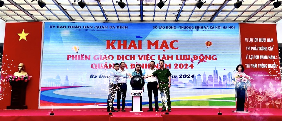 C&aacute;c đại biểu nhấn chu&ocirc;ng khai mạc&nbsp;Phi&ecirc;n Giao dịch việc l&agrave;m lưu động quận Ba Đ&igrave;nh năm 2024.&nbsp;