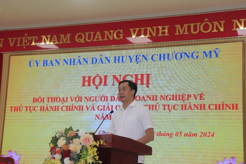 Chủ tịch UBND huyện Chương Mỹ Nguyễn Anh Đức phaacute;t biểu tại buổi đối thoại.