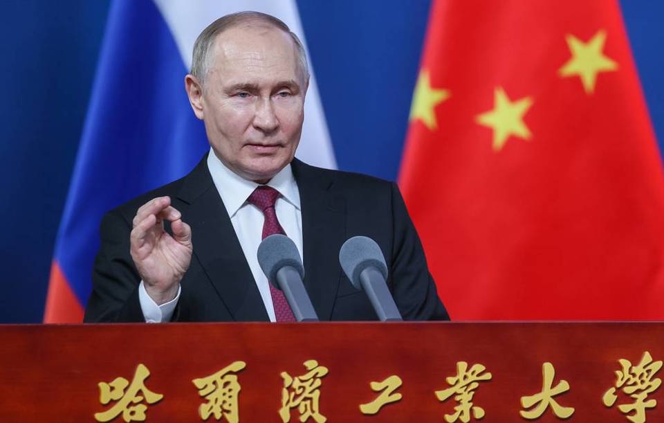 Tổng thống Nga Vladimir Putin ph&aacute;t biểu trong khi thăm th&agrave;nh phố C&aacute;p Nhĩ T&acirc;n, tỉnh Hắc Long Giang, Trung Quốc ng&agrave;y 17/5. Ảnh:&nbsp; Sputnik