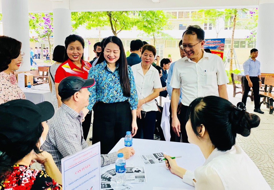 L&atilde;nh đạo UBND quận Ba Đ&igrave;nh, Trung t&acirc;m Dịch vụ việc l&agrave;m H&agrave; Nội động vi&ecirc;n người lao động t&igrave;m được c&ocirc;ng việc ph&ugrave; hợp.&nbsp;