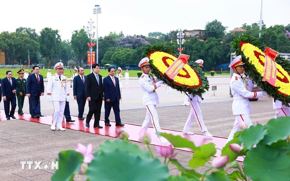 Đo&agrave;n đại biểu l&atilde;nh đạo, nguy&ecirc;n l&atilde;nh đạo Đảng, Nh&agrave; nước đặt v&ograve;ng hoa v&agrave; v&agrave;o Lăng viếng Chủ tịch Hồ Ch&iacute; Minh. (Ảnh Dương Giang/TTXVN) &nbsp;