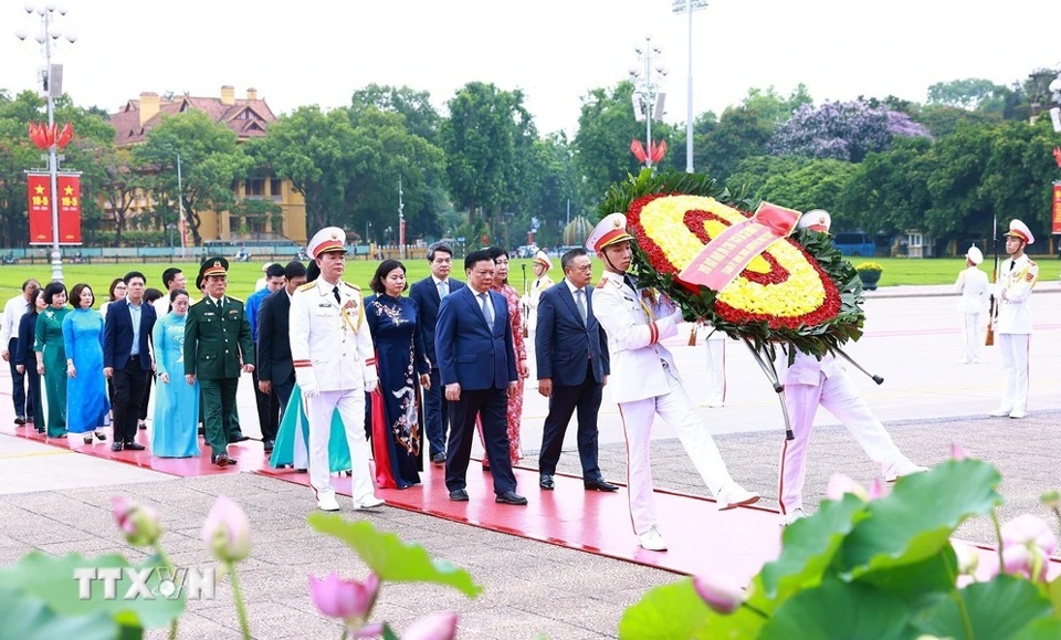 Đo&agrave;n đại biểu Th&agrave;nh ủy, HĐND, UBND, Ủy ban MTTQ TP H&agrave; Nội v&agrave;o Lăng viếng Chủ tịch Hồ Ch&iacute; Minh. (Ảnh Dương Giang/TTXVN) &nbsp;