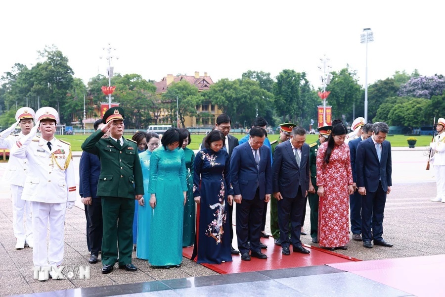 Đo&agrave;n đại biểu Th&agrave;nh ủy, HĐND, UBND, Ủy ban MTTQ TP H&agrave; Nội v&agrave;o Lăng viếng Chủ tịch Hồ Ch&iacute; Minh. (Ảnh Dương Giang/TTXVN) &nbsp;