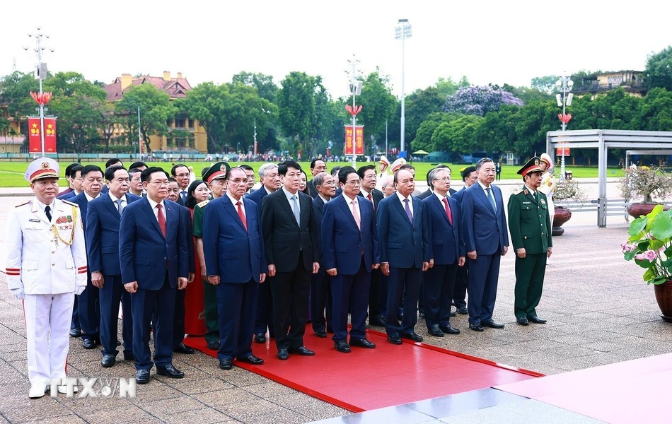 Đo&agrave;n đại biểu l&atilde;nh đạo, nguy&ecirc;n l&atilde;nh đạo Đảng, Nh&agrave; nước đặt v&ograve;ng hoa v&agrave; v&agrave;o Lăng viếng Chủ tịch Hồ Ch&iacute; Minh. (Ảnh Dương Giang/TTXVN) &nbsp;