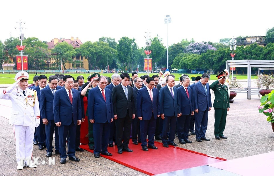 Đo&agrave;n đại biểu l&atilde;nh đạo, nguy&ecirc;n l&atilde;nh đạo Đảng, Nh&agrave; nước đặt v&ograve;ng hoa v&agrave; v&agrave;o Lăng viếng Chủ tịch Hồ Ch&iacute; Minh. (Ảnh Dương Giang/TTXVN) &nbsp;