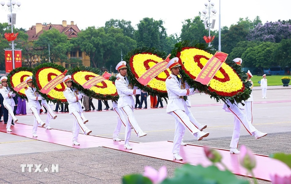 Đo&agrave;n đại biểu l&atilde;nh đạo, nguy&ecirc;n l&atilde;nh đạo Đảng, Nh&agrave; nước đặt v&ograve;ng hoa v&agrave; v&agrave;o Lăng viếng Chủ tịch Hồ Ch&iacute; Minh.(Ảnh Dương Giang/TTXVN) &nbsp;